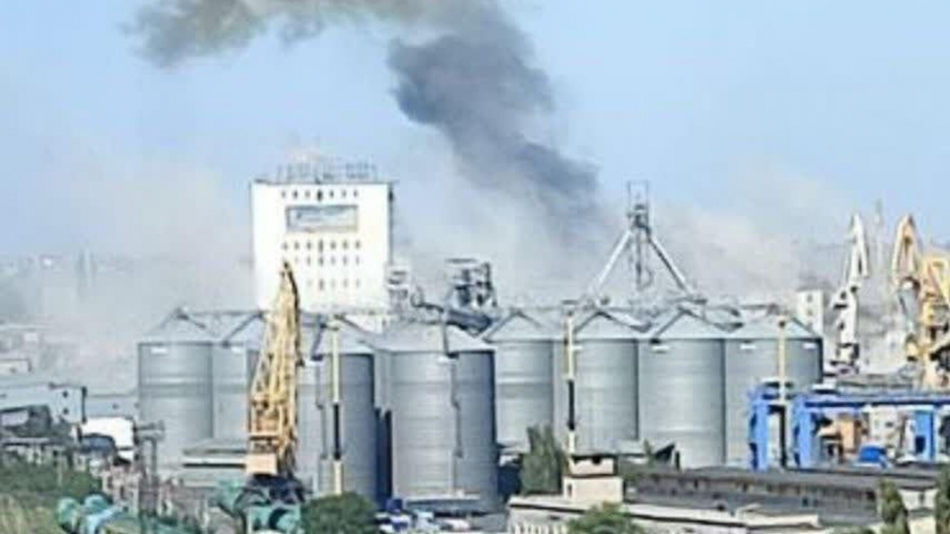 Подполье сообщило об ударе по складу со снарядами и ракетами в порту в Одессе