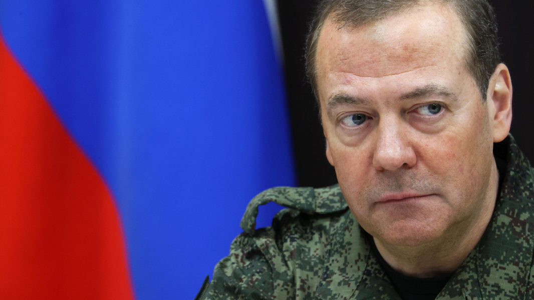 Медведев: решение о ядерном ударе будет принимать верховный главнокомандующий